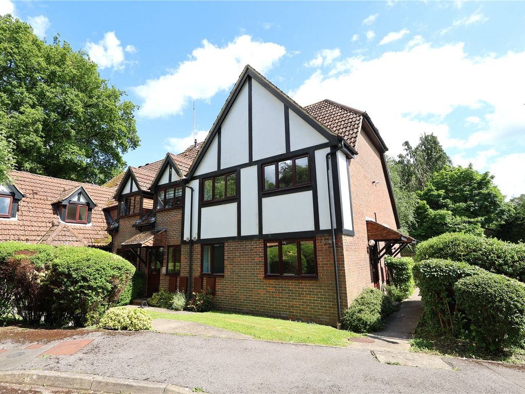 2 bed end terrace house for sale in Badger Court, Wrecclesham, Farnham
