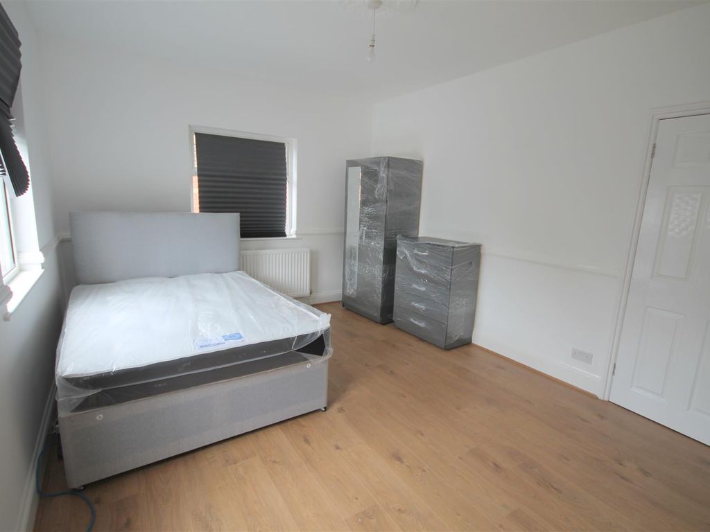 Room to rent in Carsons Road, Mangotsfield, Bristol BS16, £850 pcm Zoopla