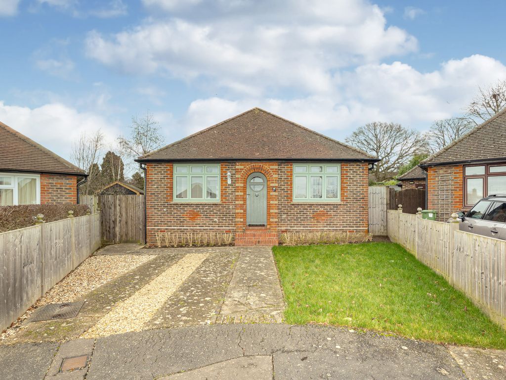 2 bed bungalow for sale in Highlands Crescent, Horsham RH13, £575,000