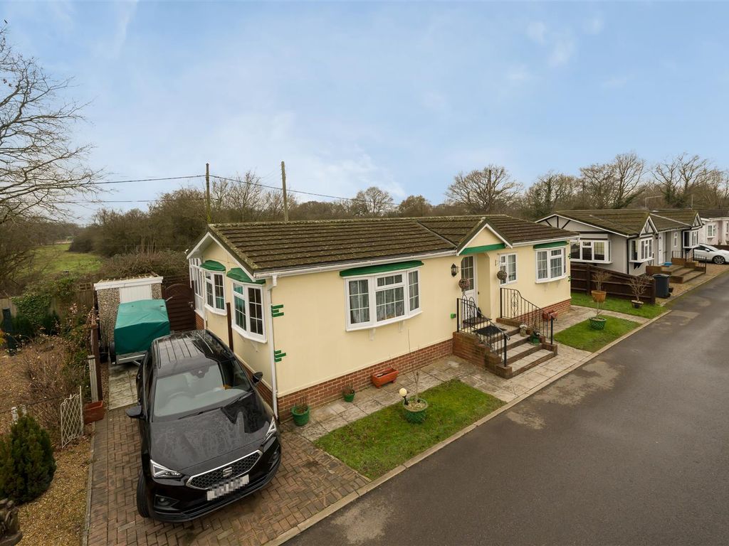 2 bed mobile/park home for sale in Bletchenden Road, Headcorn, Ashford