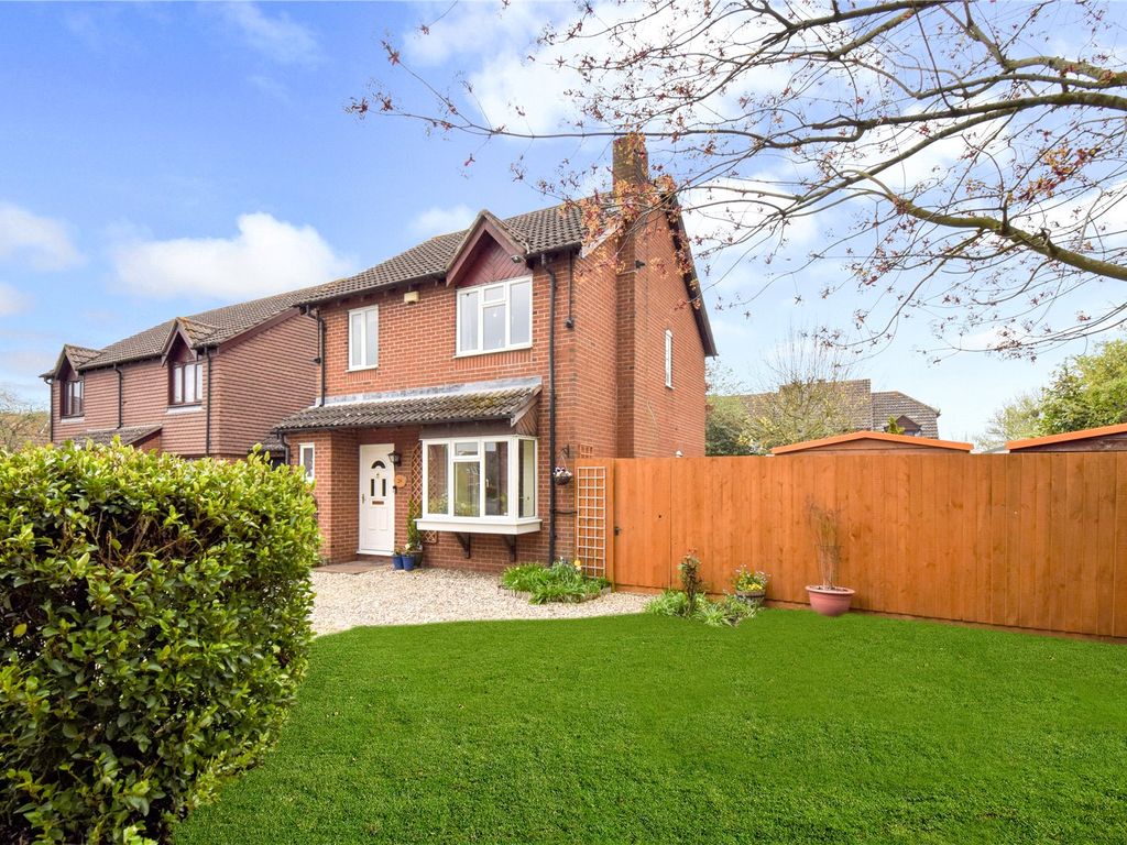 3 bed linkdetached house for sale in Mayow Close, Thatcham, Berkshire