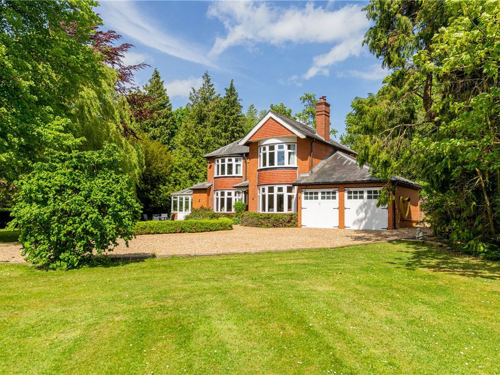 3 bed detached house for sale in Luton Road, Markyate, St. Albans