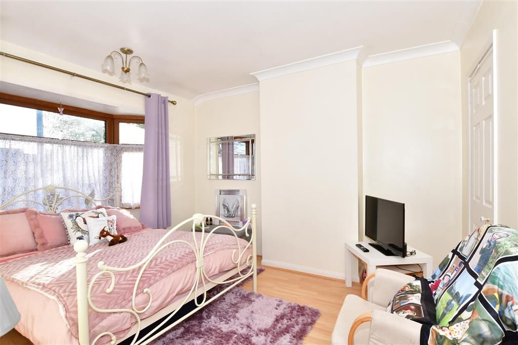 3 bed semidetached house for sale in Milton Street, Kent