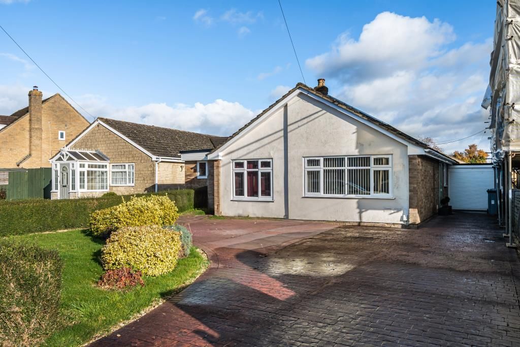 3 bed detached bungalow for sale in Carterton, Oxfordshire OX18, £