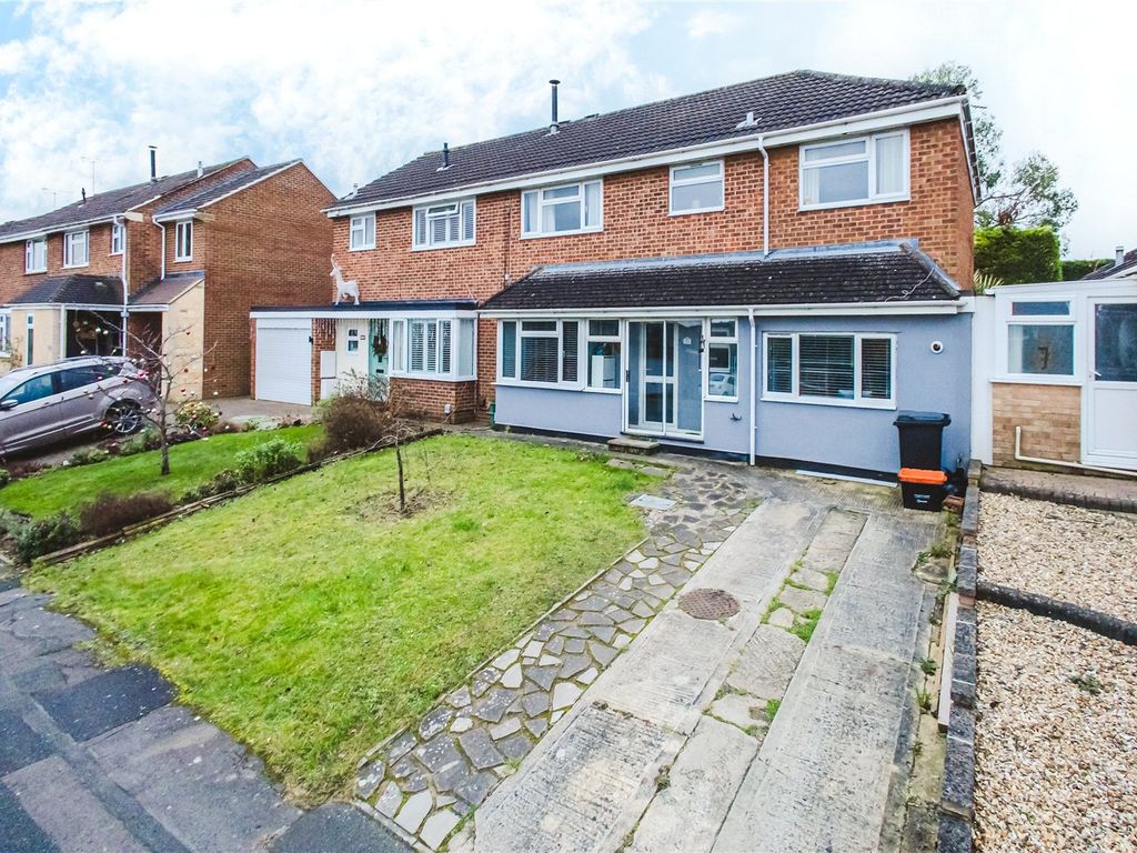 5 bed semidetached house for sale in Avonmead, Greenmeadow, Swindon