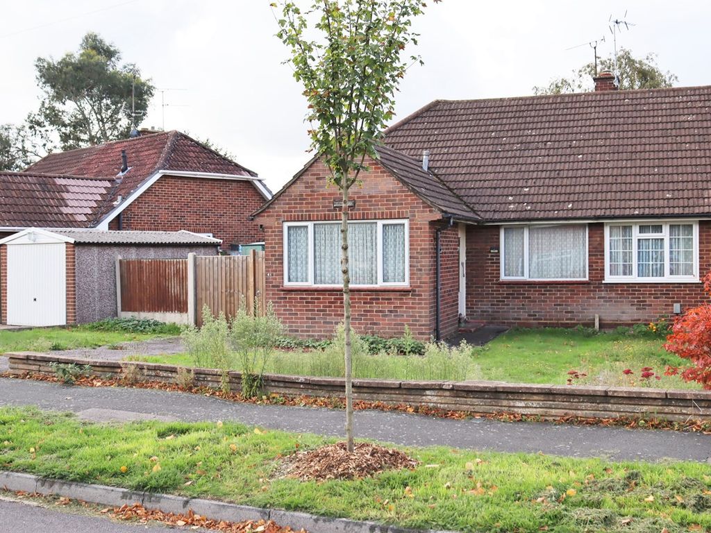 3 bed semidetached bungalow for sale in Glebe Road, Farnborough GU14