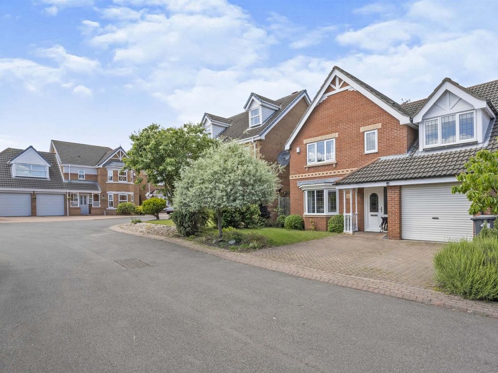 4 bed detached house for sale in Brantingham Gardens, Bawtry, Doncaster