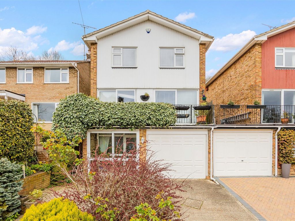 3 bed linkdetached house for sale in Sunningvale Avenue, Biggin Hill