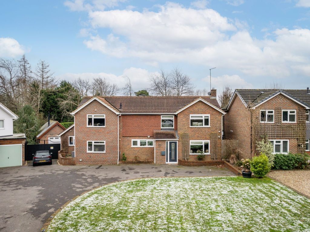 5 bed detached house for sale in Newlands Park, Copthorne RH10, £