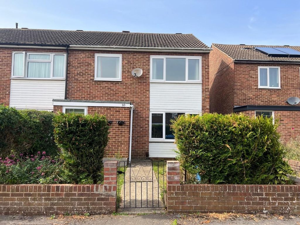 3 bed end terrace house for sale in Merton Walk, Bicester OX26, £