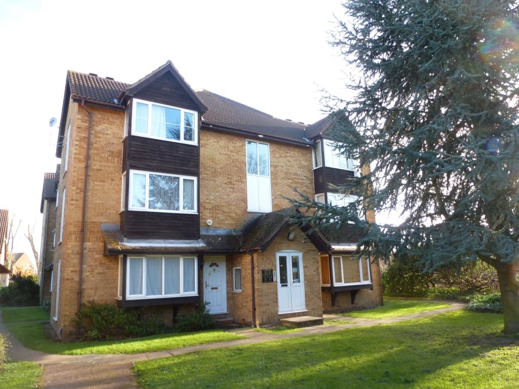 Studio to rent in Knights Manor Way, Dartford DA1, £850 pcm Zoopla