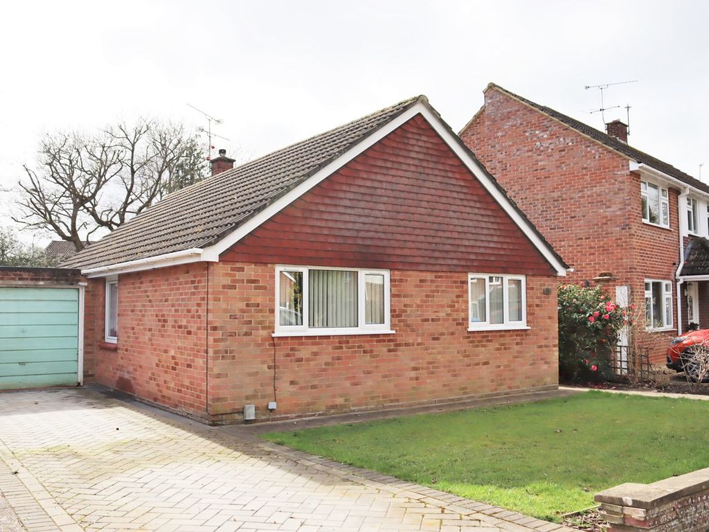 3 bed detached bungalow for sale in Newfield Avenue, Farnborough GU14 Zoopla