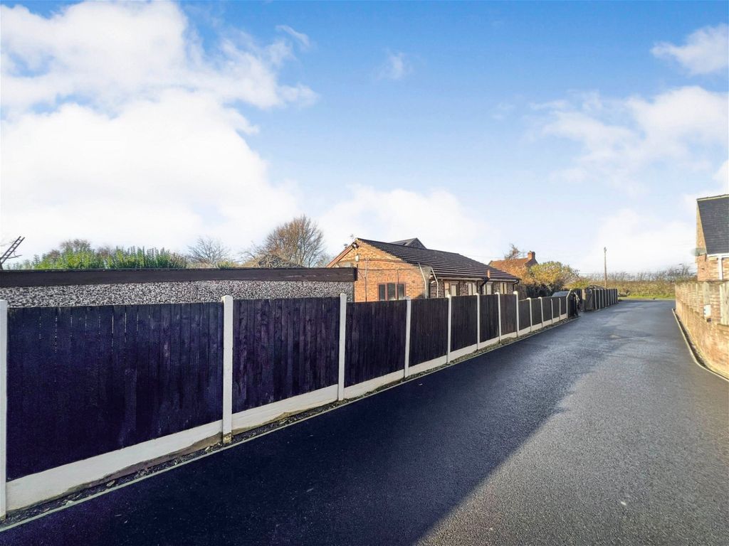 3 bed bungalow for sale in Weeland Road, Knottingley WF11, £240,000