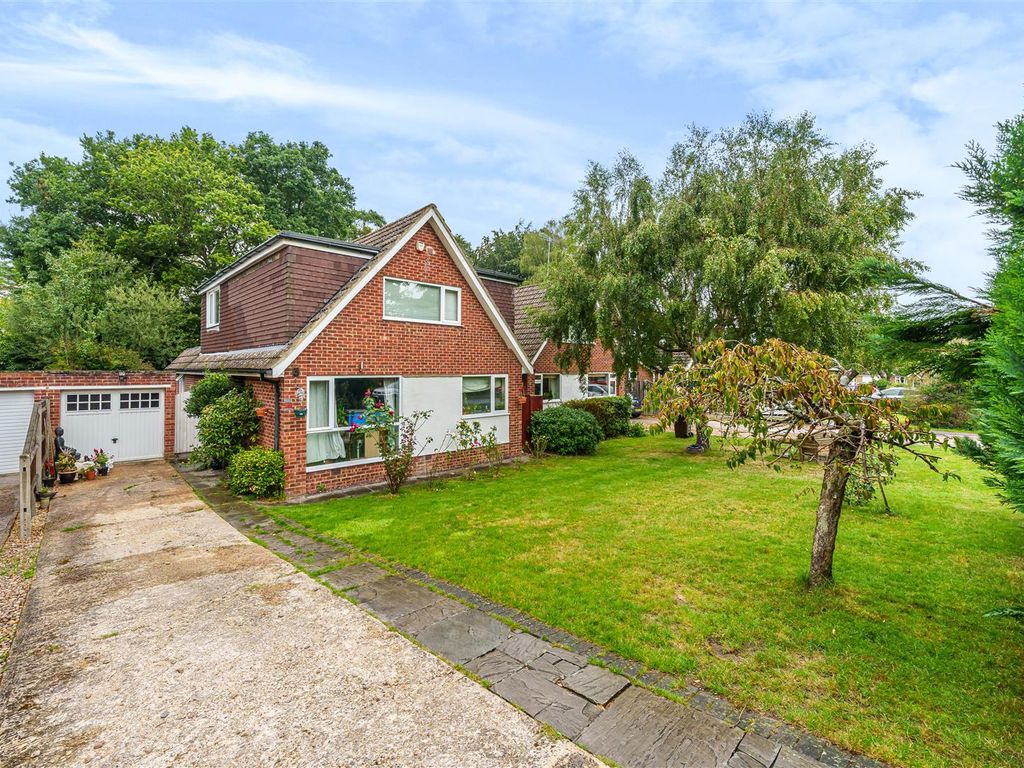 4 bed property for sale in Foxcote, Finchampstead, Berkshire RG40, £