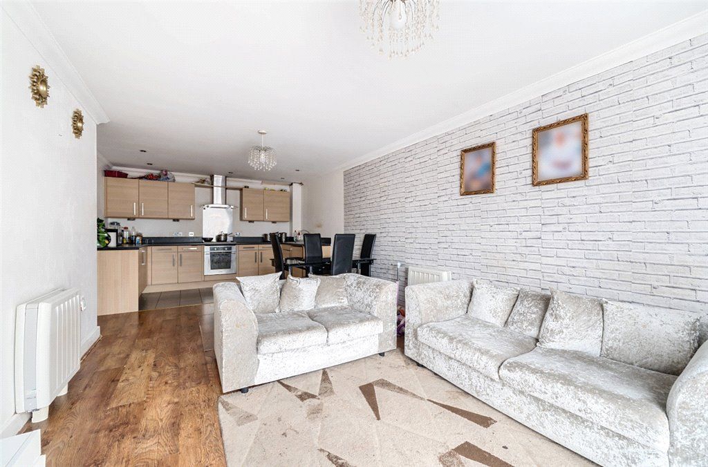 2 bed flat for sale in Green Lane, Ilford, Ilford IG3, £250,000 Zoopla