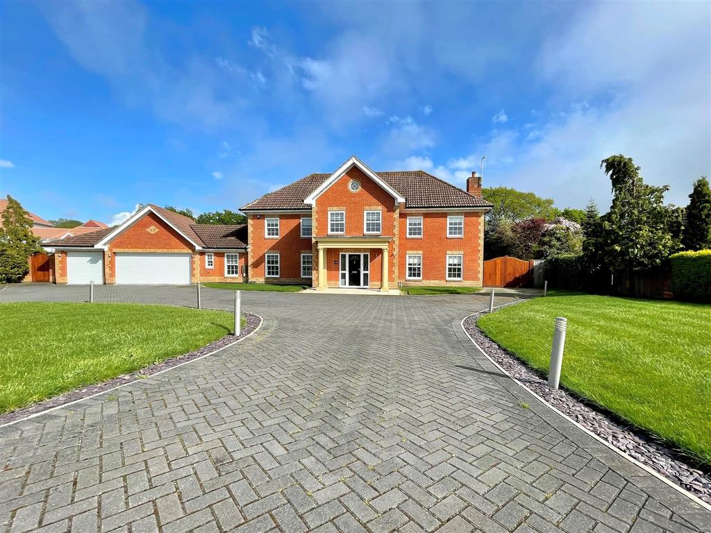 5 bed detached house for sale in Skylark Meadows, Fareham PO15, £