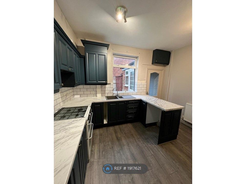 2 bed terraced house to rent in Hobson Street, Stockport SK5, £995 pcm