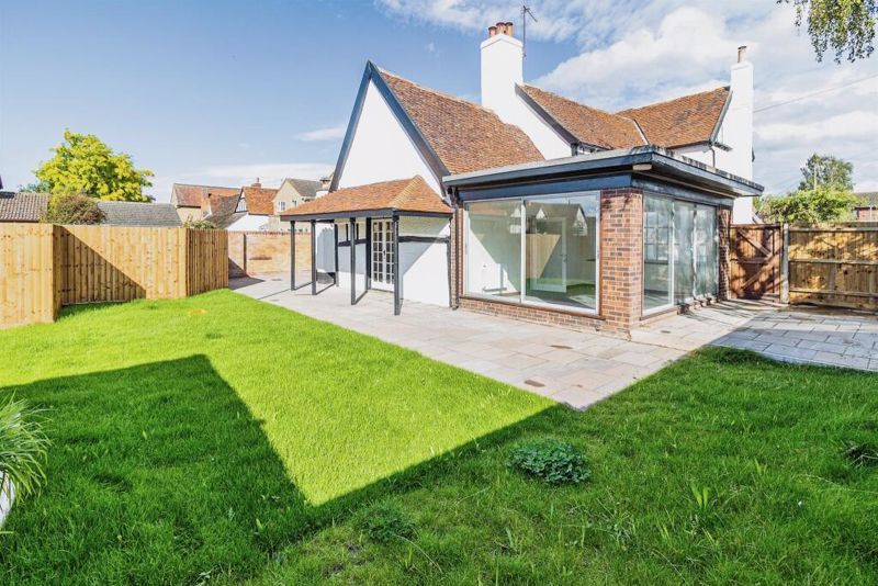 4 bed detached house to rent in Bedford Road, Barton Le Clay MK45, £