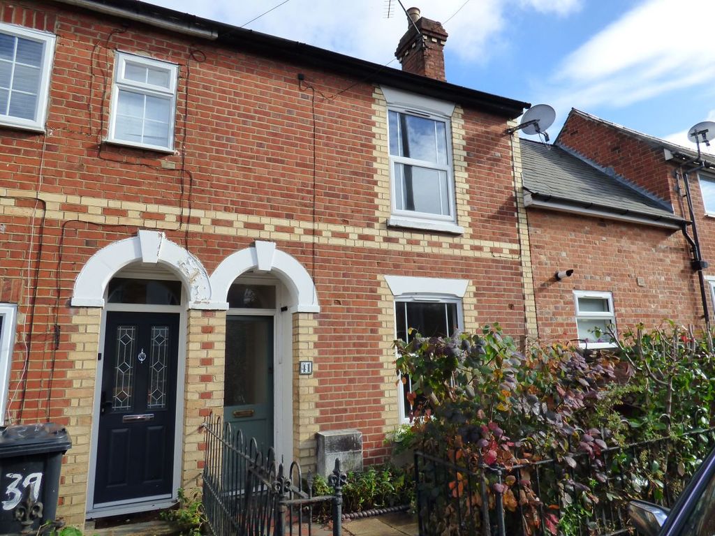 2 bed terraced house to rent in Donnington Gardens, Reading RG1, £1,350
