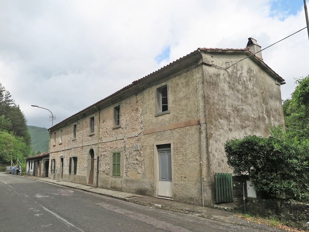 5 bed semidetached house for sale in MassaCarrara, Fivizzano, Italy