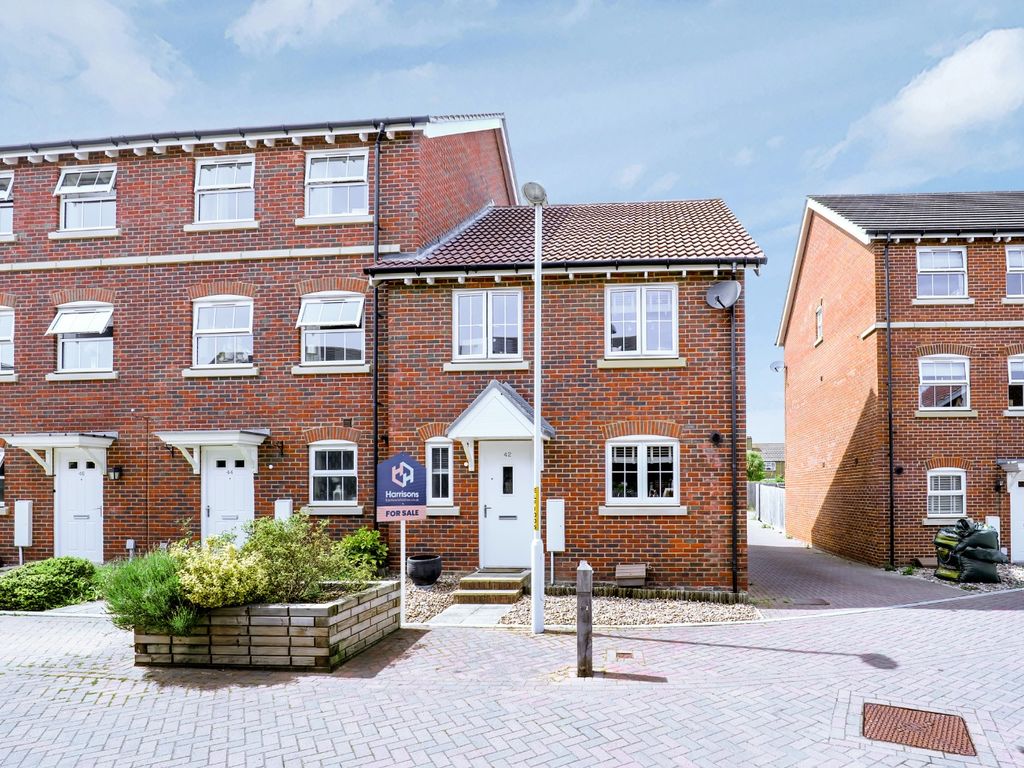 4 bed end terrace house for sale in Leigh Road, Sittingbourne, Kent