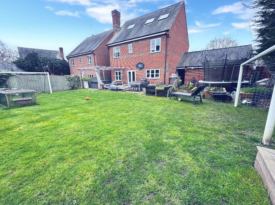 5 bed detached house for sale in Farm Crescent, Napsbury Park AL2, £