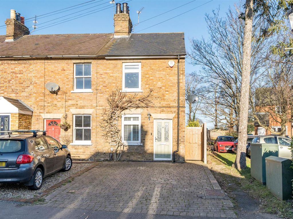 2 bed end terrace house for sale in New Road, Croxley Green