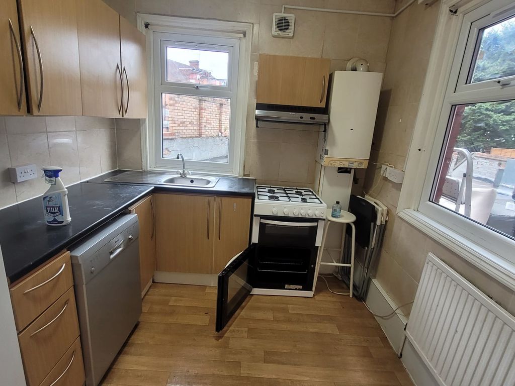 3 bed flat to rent in Watford Way, London NW4, £1,900 pcm Zoopla