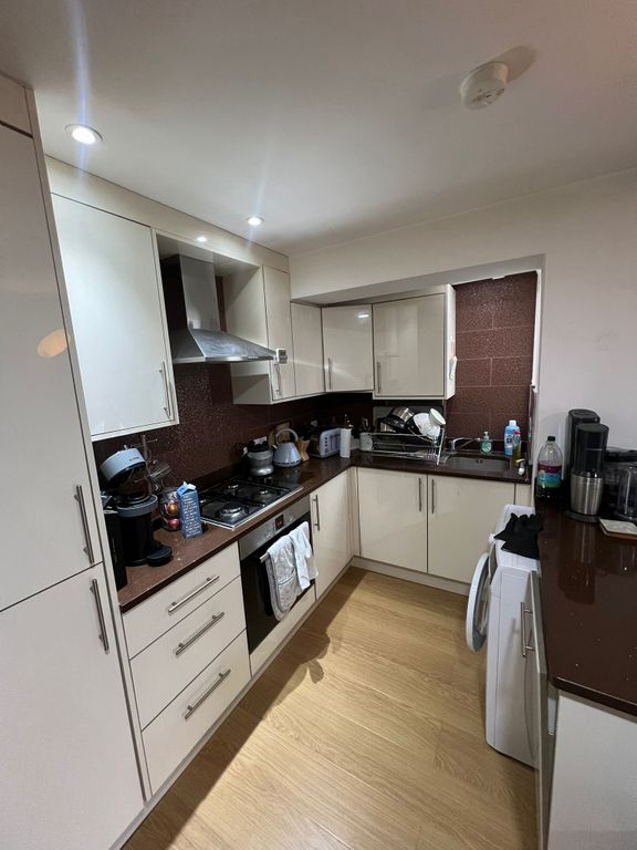 4 bed flat to rent in Alexandra Palace N8, £2,850 pcm Zoopla