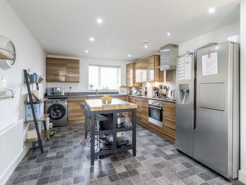 3 bed end terrace house for sale in Princes Way, Bletchley MK2, £