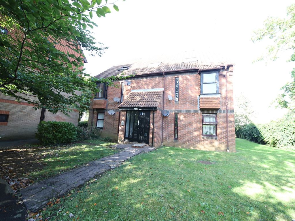 1 bed flat to rent in Alexander Close, New EN4, £1,400