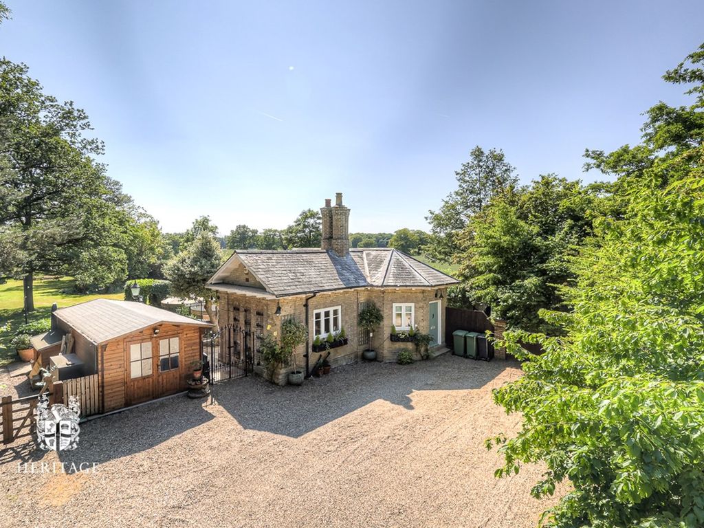 3 bed detached house for sale in Sudbury Road, Halstead CO9, £575,000