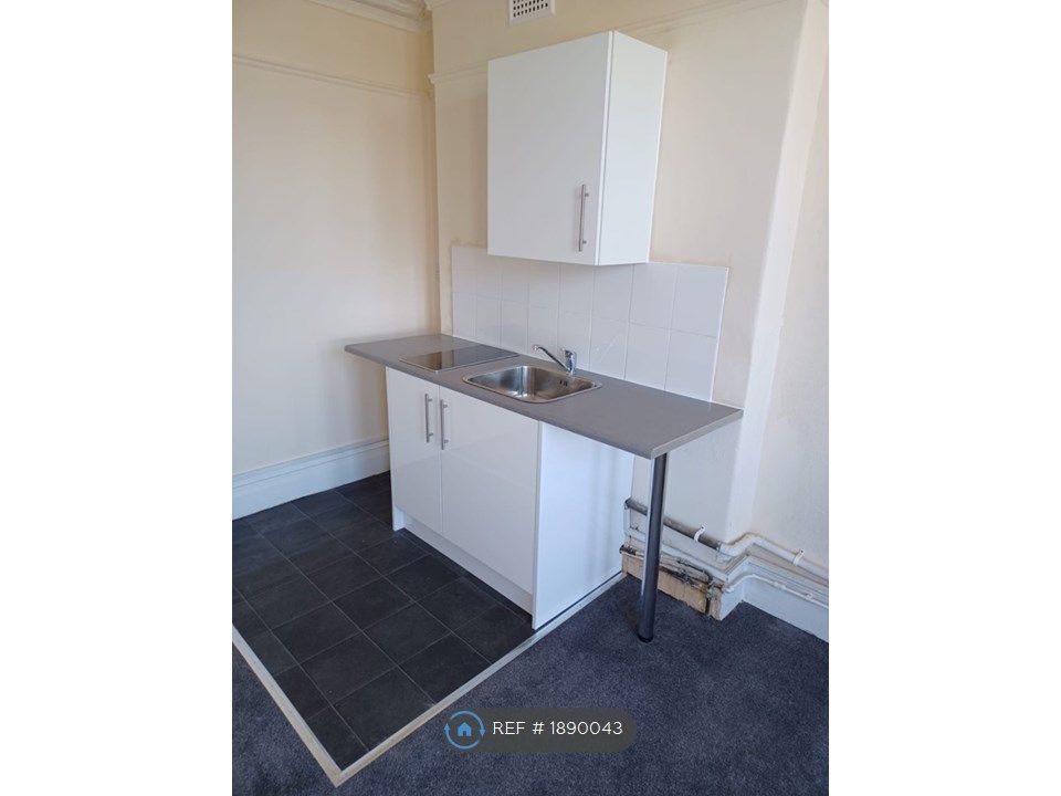 Room to rent in London Road, Sittingbourne ME10, £595 pcm Zoopla