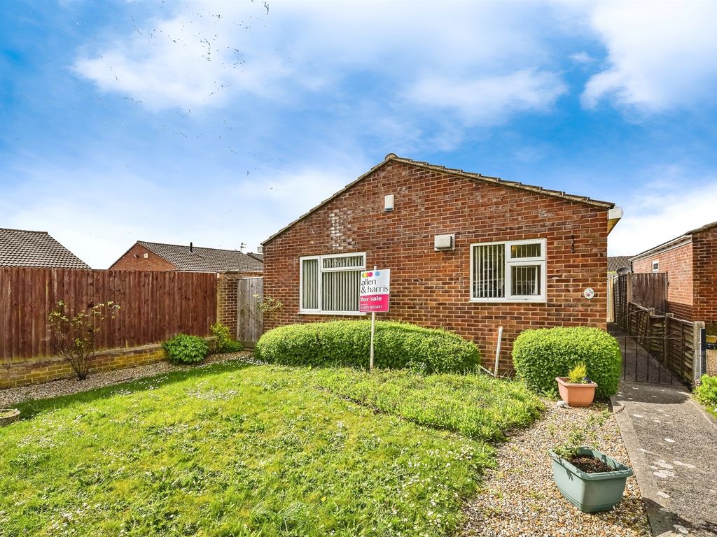 2 bed detached bungalow for sale in Farleigh Close, Westbury BA13, £