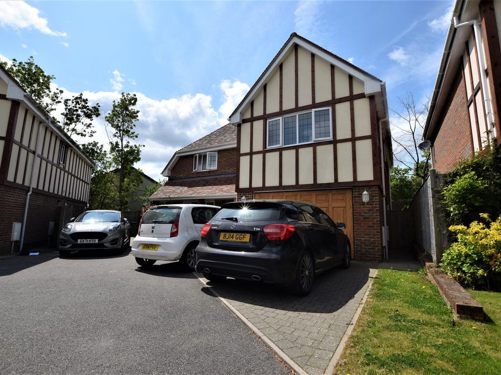 4 bed detached house to rent in Campkin Gardens, St. LeonardsOnSea