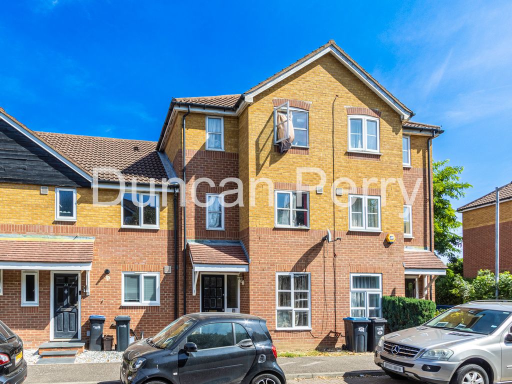 4 bed semidetached house for sale in Martini Drive, Enfield Island