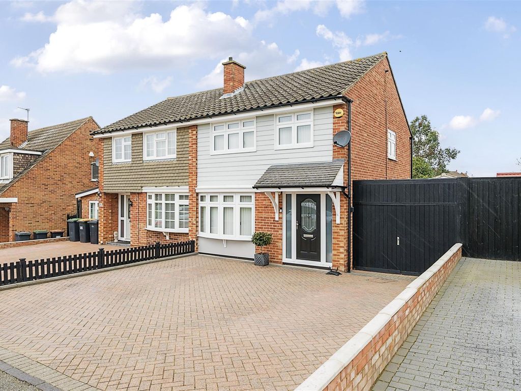 3 bed semidetached house for sale in Pennine Road, Bedford MK41, £