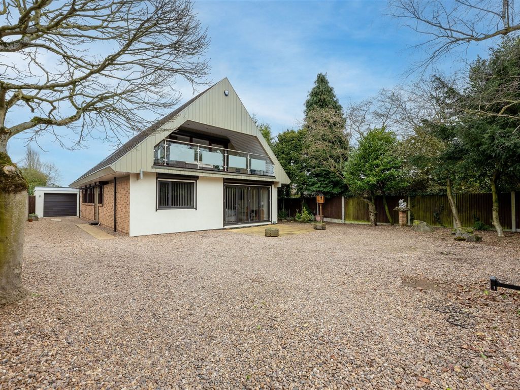 4 bed detached house for sale in Hardwick Road, Pontefract WF8, £