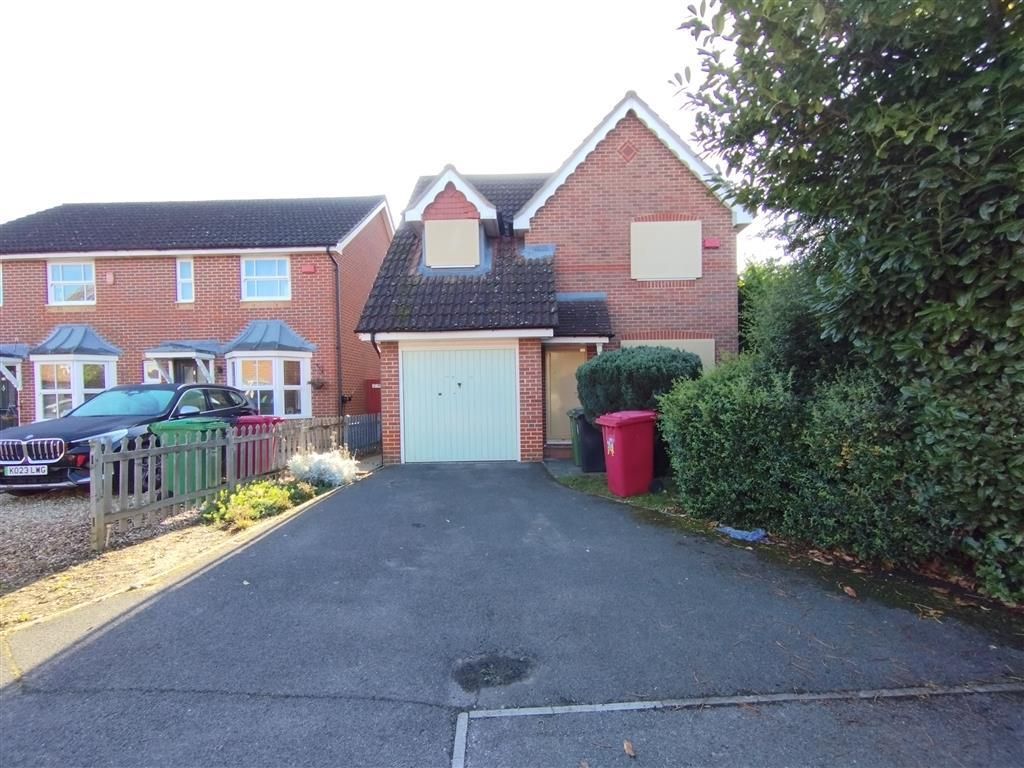 3 bed detached house for sale in Moor Furlong, Cippenham, Slough SL1, £