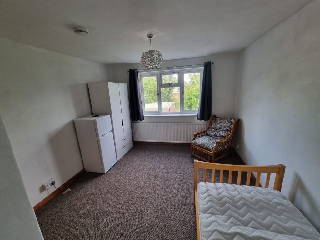 Room to rent in Dunstable Road, Luton LU4, £600 pcm Zoopla