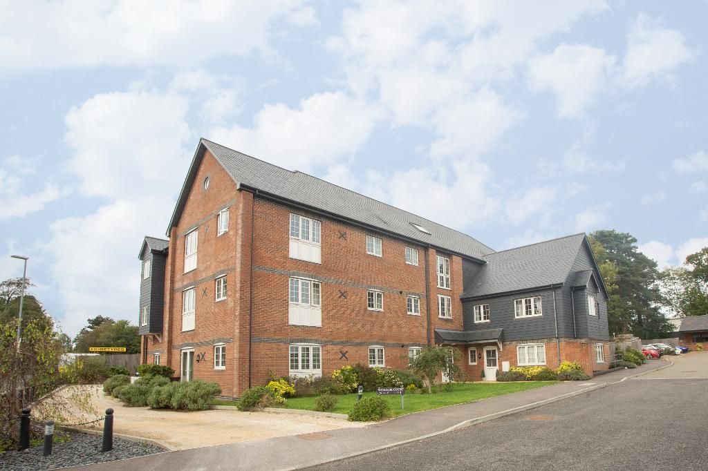 2 bed flat for sale in Crown Drive, Heathfield TN21, £235,000 Zoopla