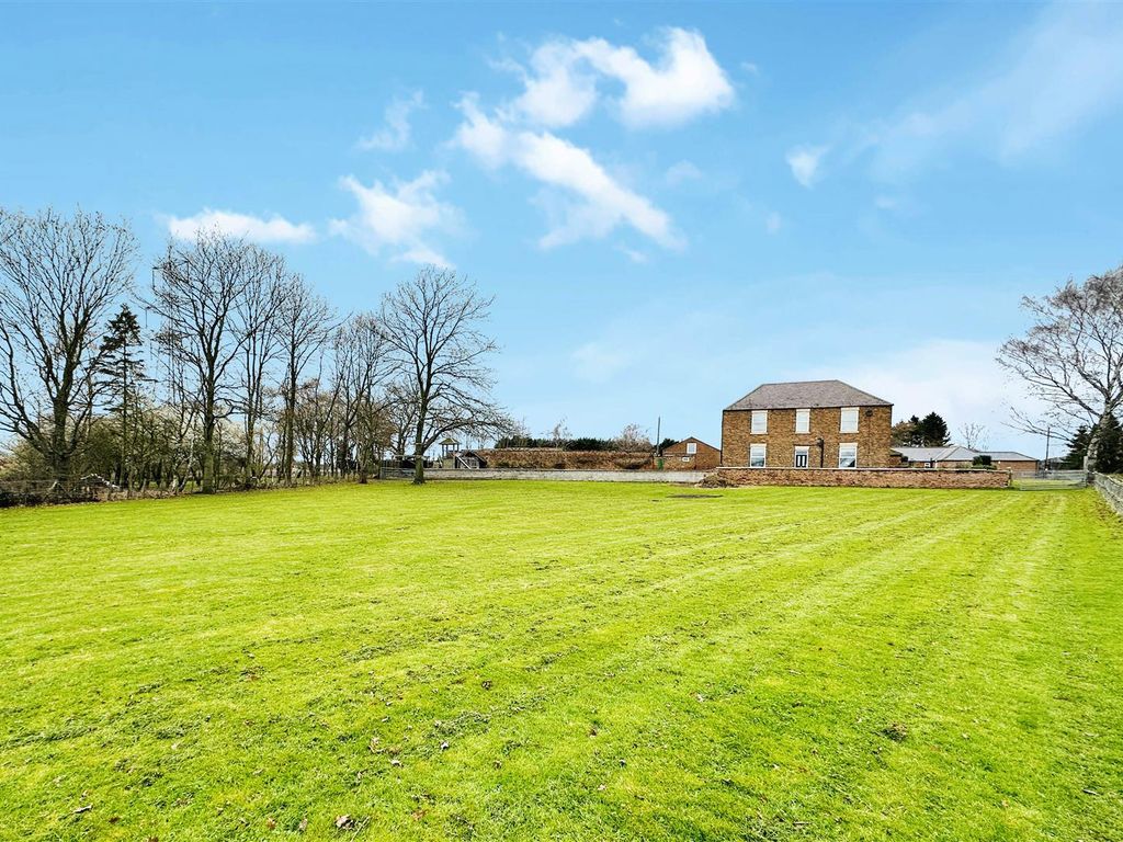 6 bed detached house for sale in Hirst Road, Carlton, Goole DN14, £