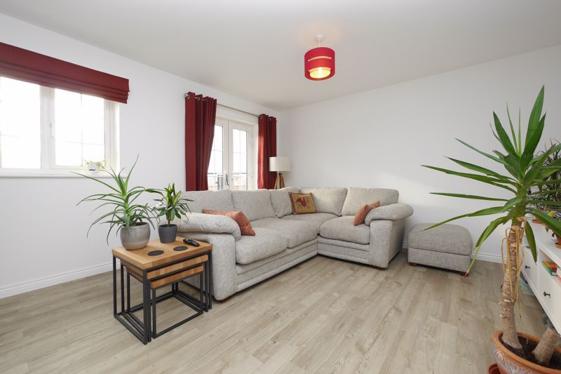 2 bed flat for sale in Diamond Drive, Didcot OX11, £230,000 Zoopla