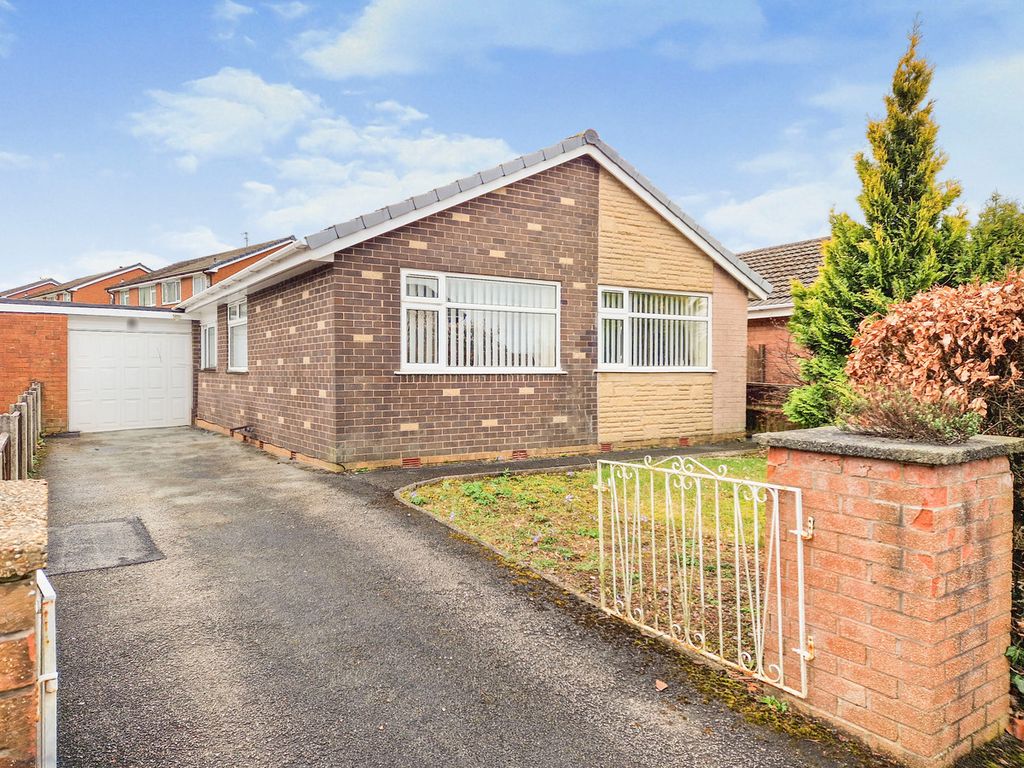 3 bed bungalow for sale in Pinewood Crescent, Leyland PR25, £265,000