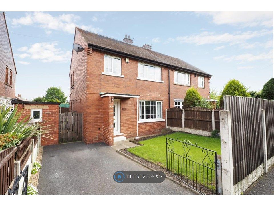 3 bed semidetached house to rent in Broadwell Road, Ossett WF5, £800
