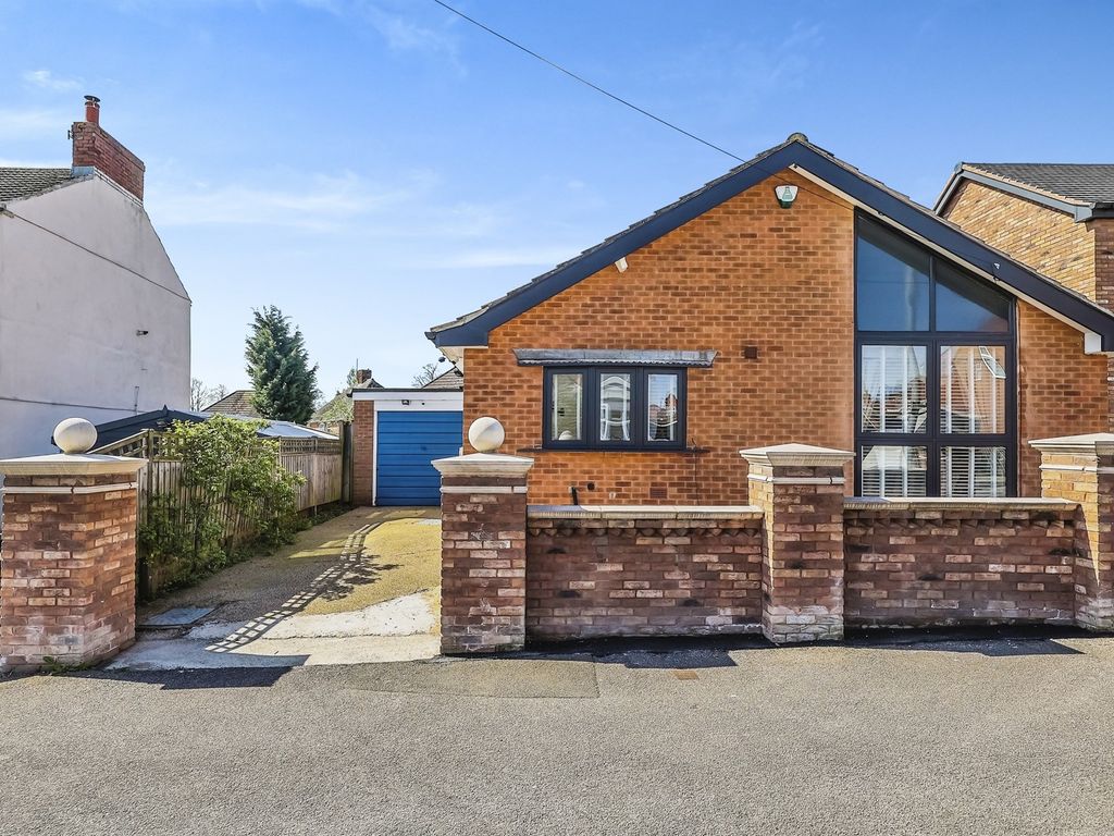 2 bed detached bungalow for sale in Beardall Street, Hucknall