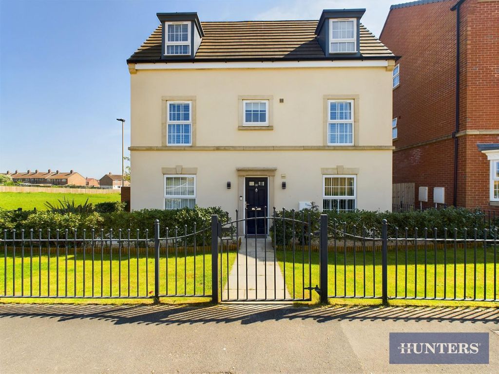 4 bed detached house for sale in Ashlar Drive, Eastfield, Scarborough YO11, £260,000 Zoopla