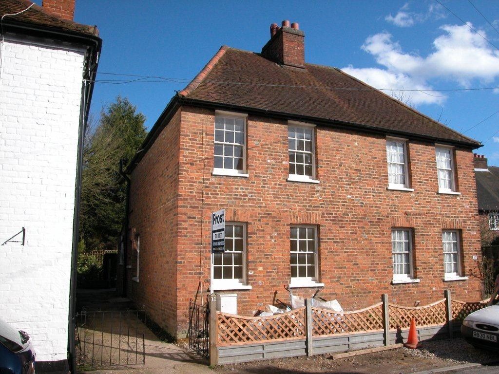 2 bed semidetached house to rent in Lakes Lane, Beaconsfield