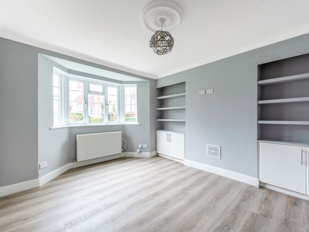 2 bed flat to rent in Amblecote Close, London SE12, £1,600 pcm Zoopla