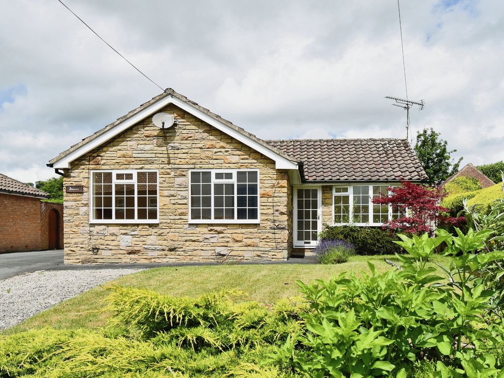 3 bed bungalow for sale in Westfields, Kirkbymoorside, York YO62, £